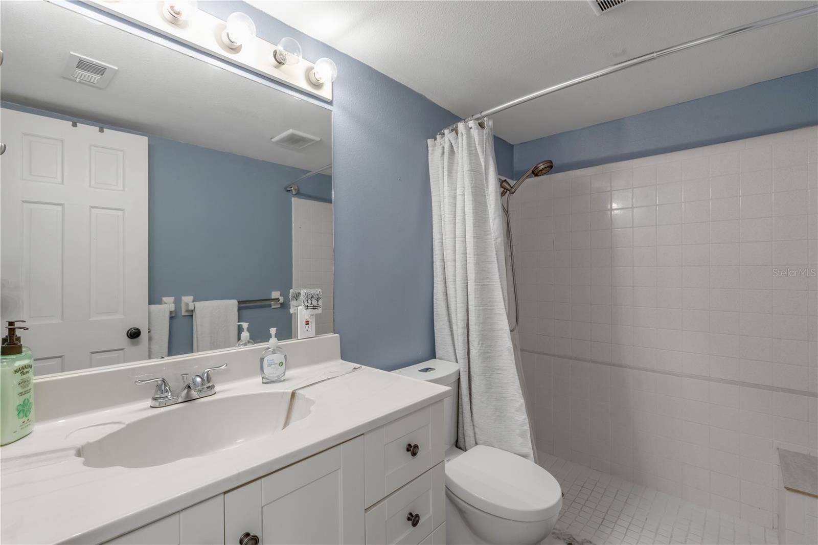 Image 21 of 41 For 3800 Saxon Drive A7