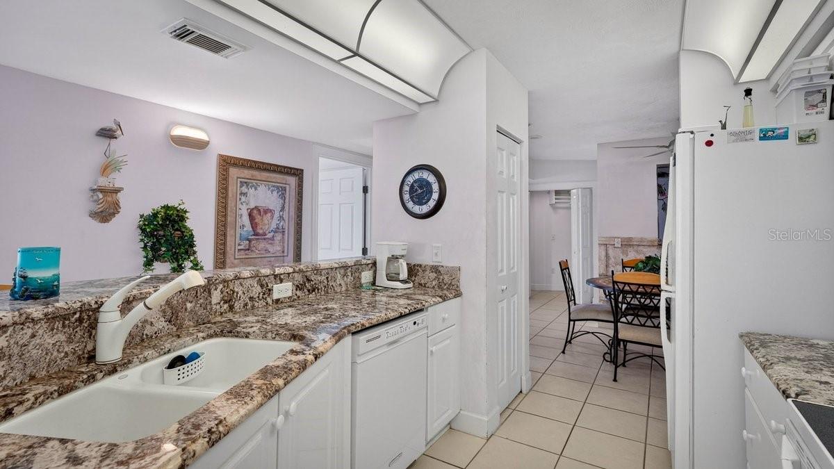 Image 16 of 63 For 3425 Atlantic Avenue 1706