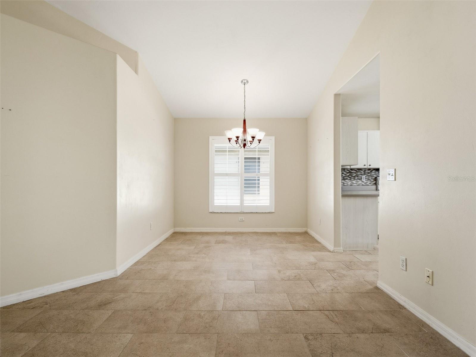 Image 18 of 49 For 659 Wellesley Court