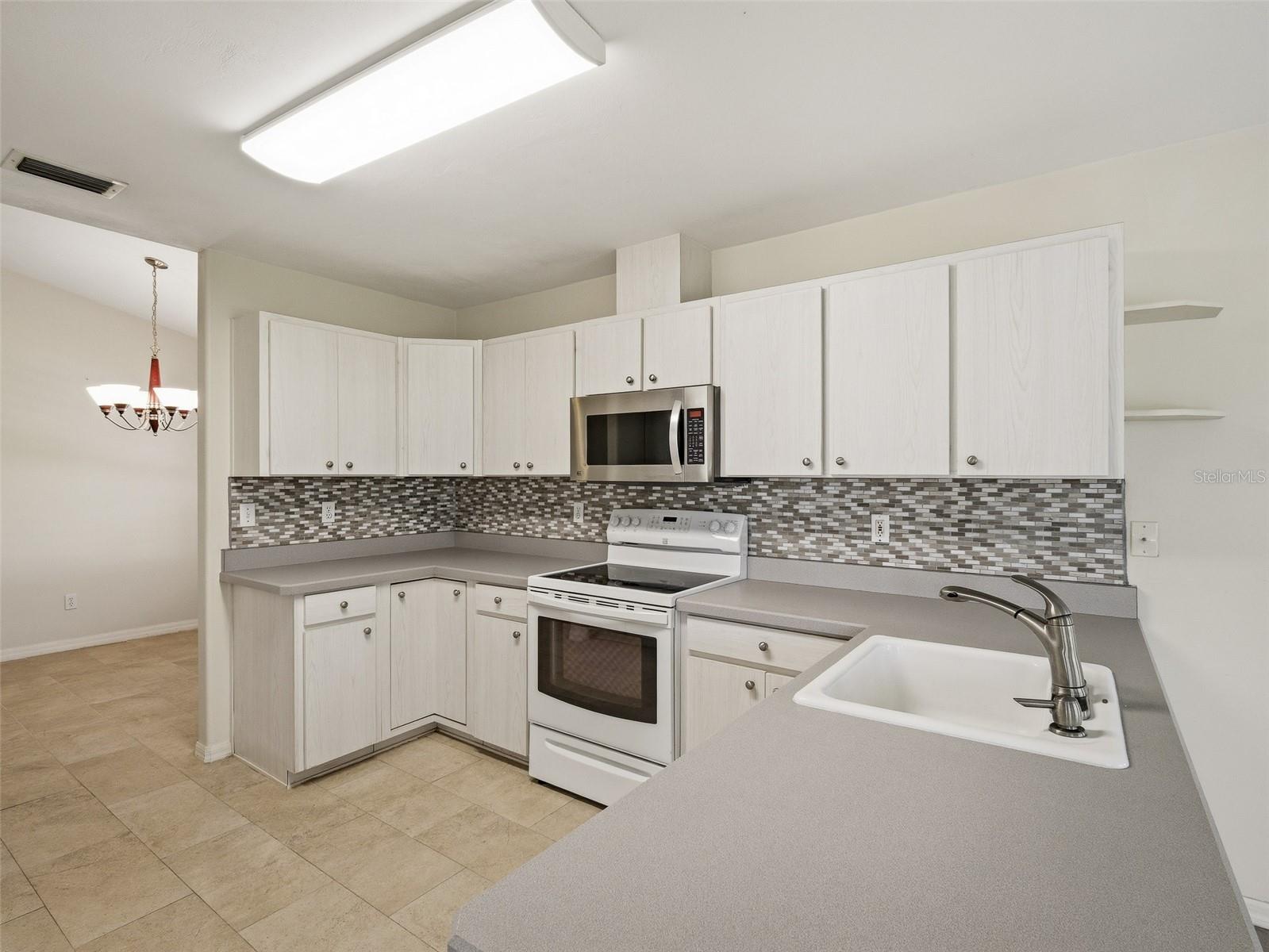 Image 22 of 49 For 659 Wellesley Court