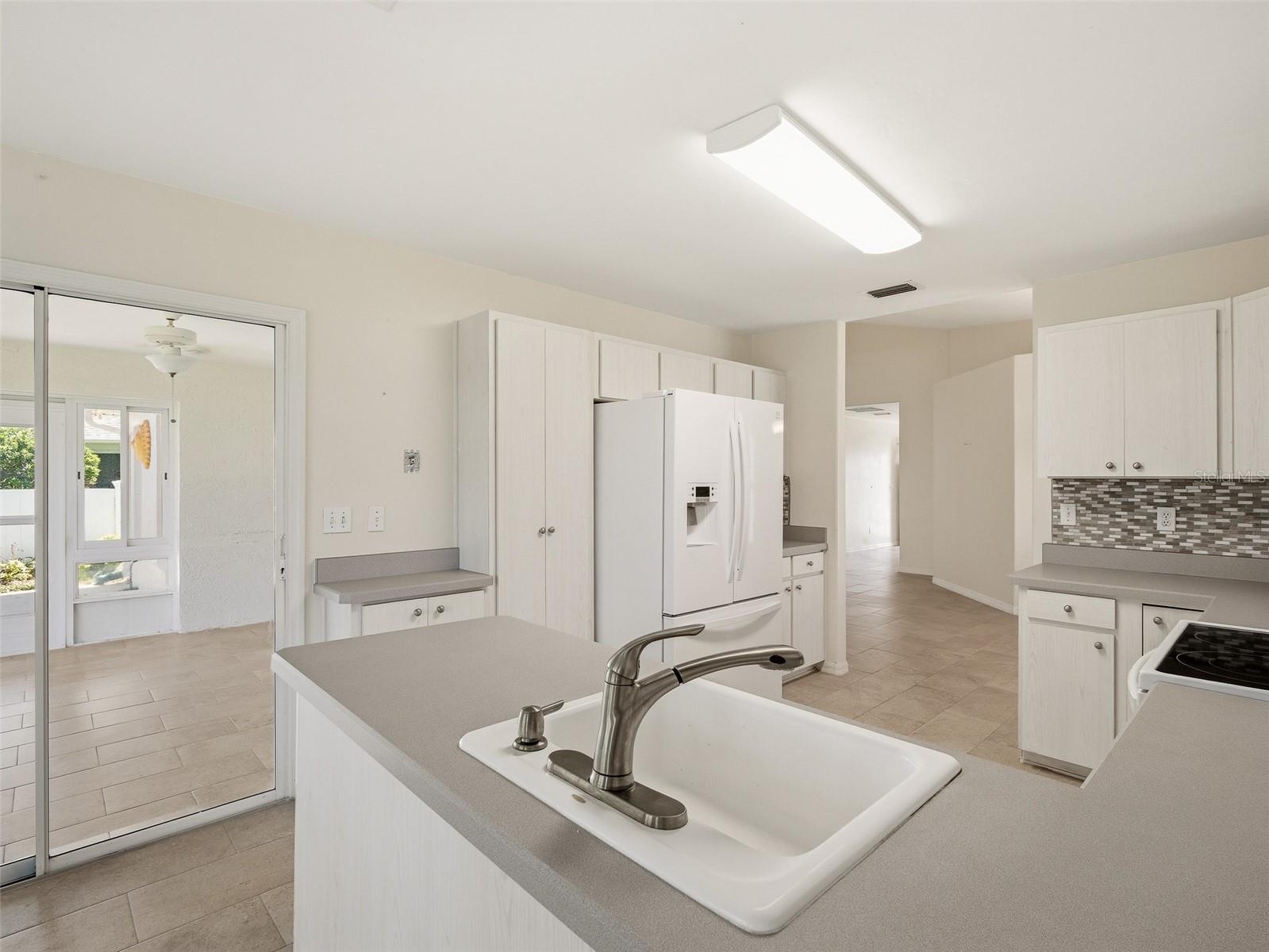 Image 23 of 49 For 659 Wellesley Court