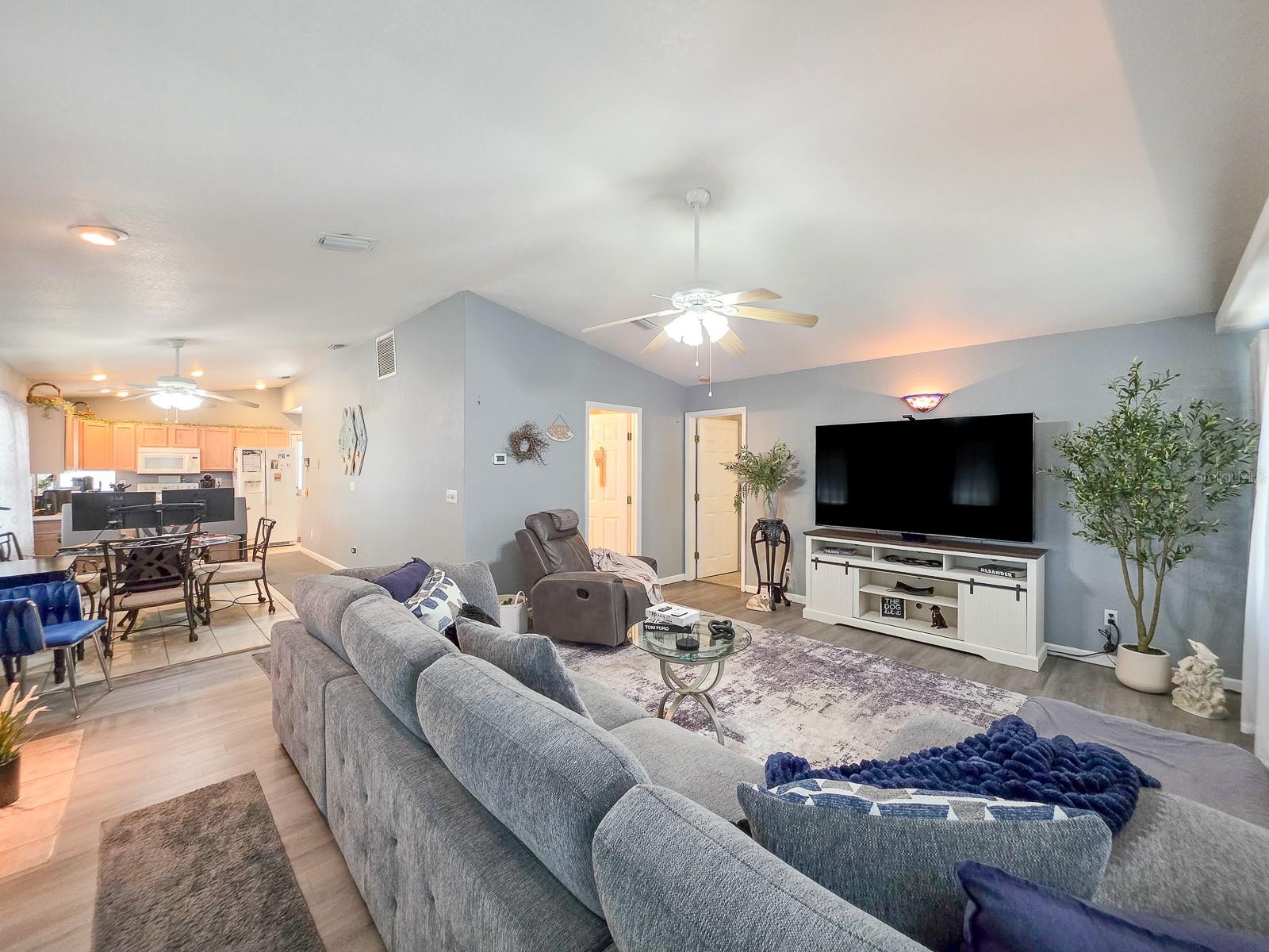 Image 3 of 82 For 121 Palm Way