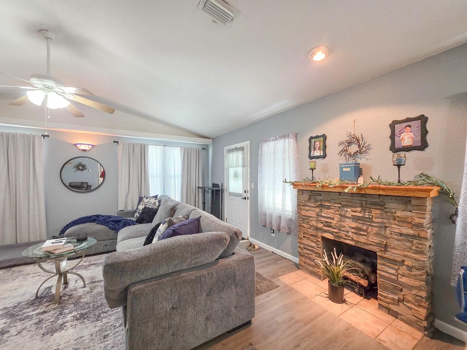 Image 4 of 82 For 121 Palm Way