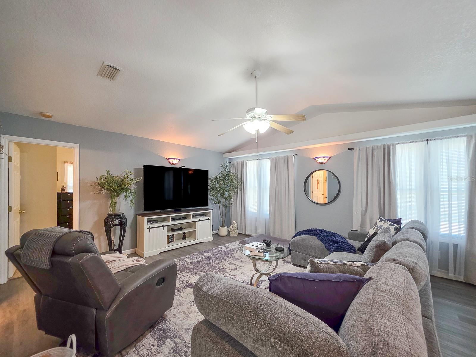 Image 5 of 82 For 121 Palm Way