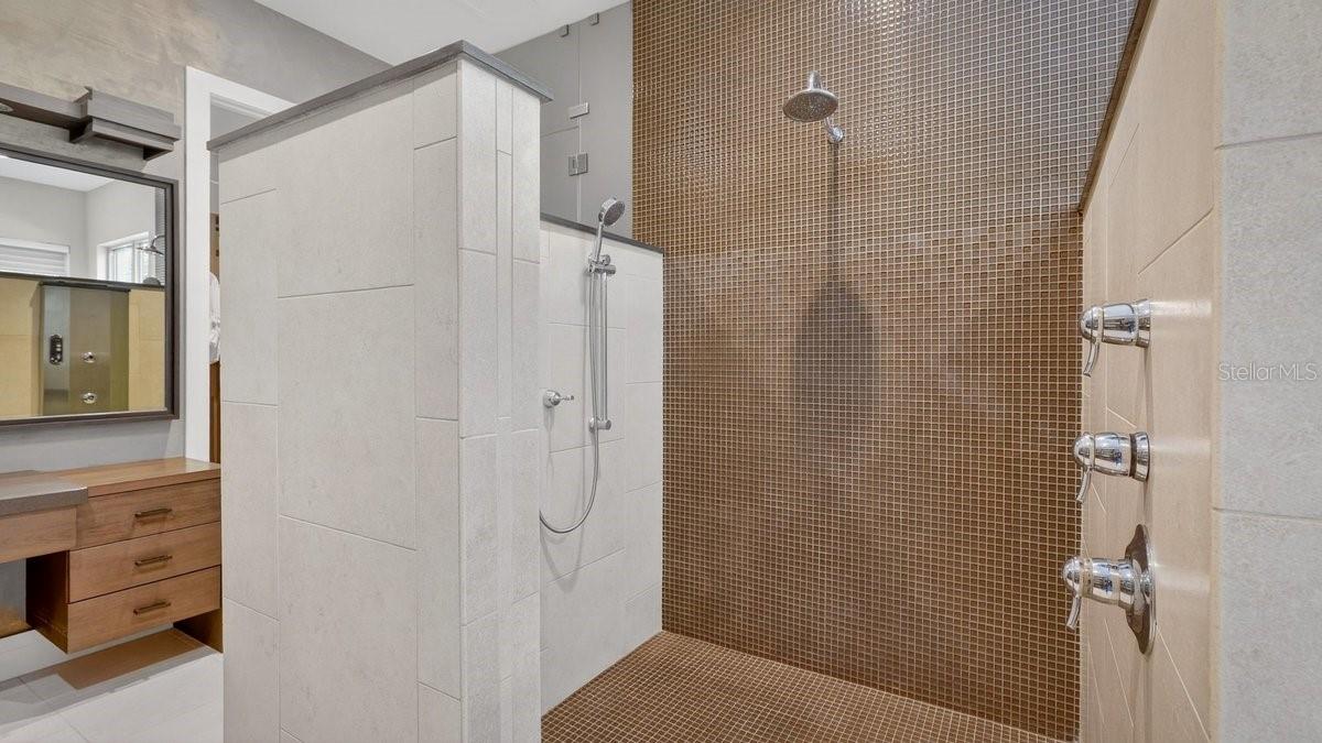 Image 27 of 49 For 3 Ashford Lakes Drive