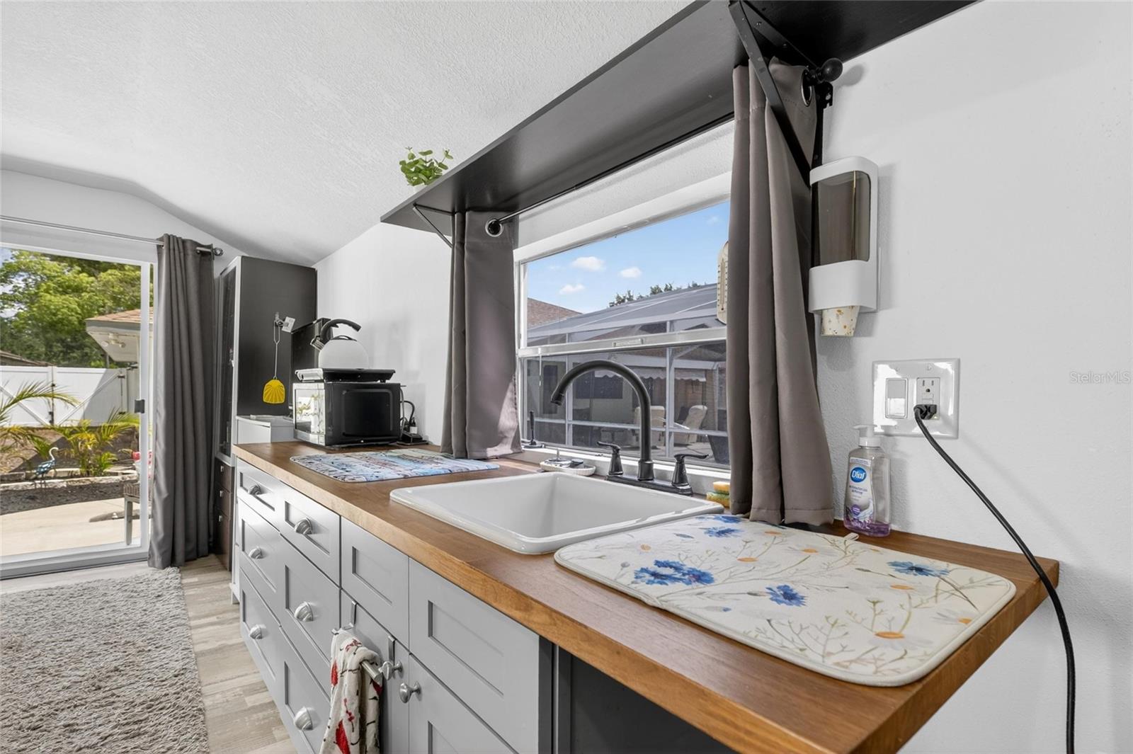 Image 18 of 81 For 926 Hillgrove Lane