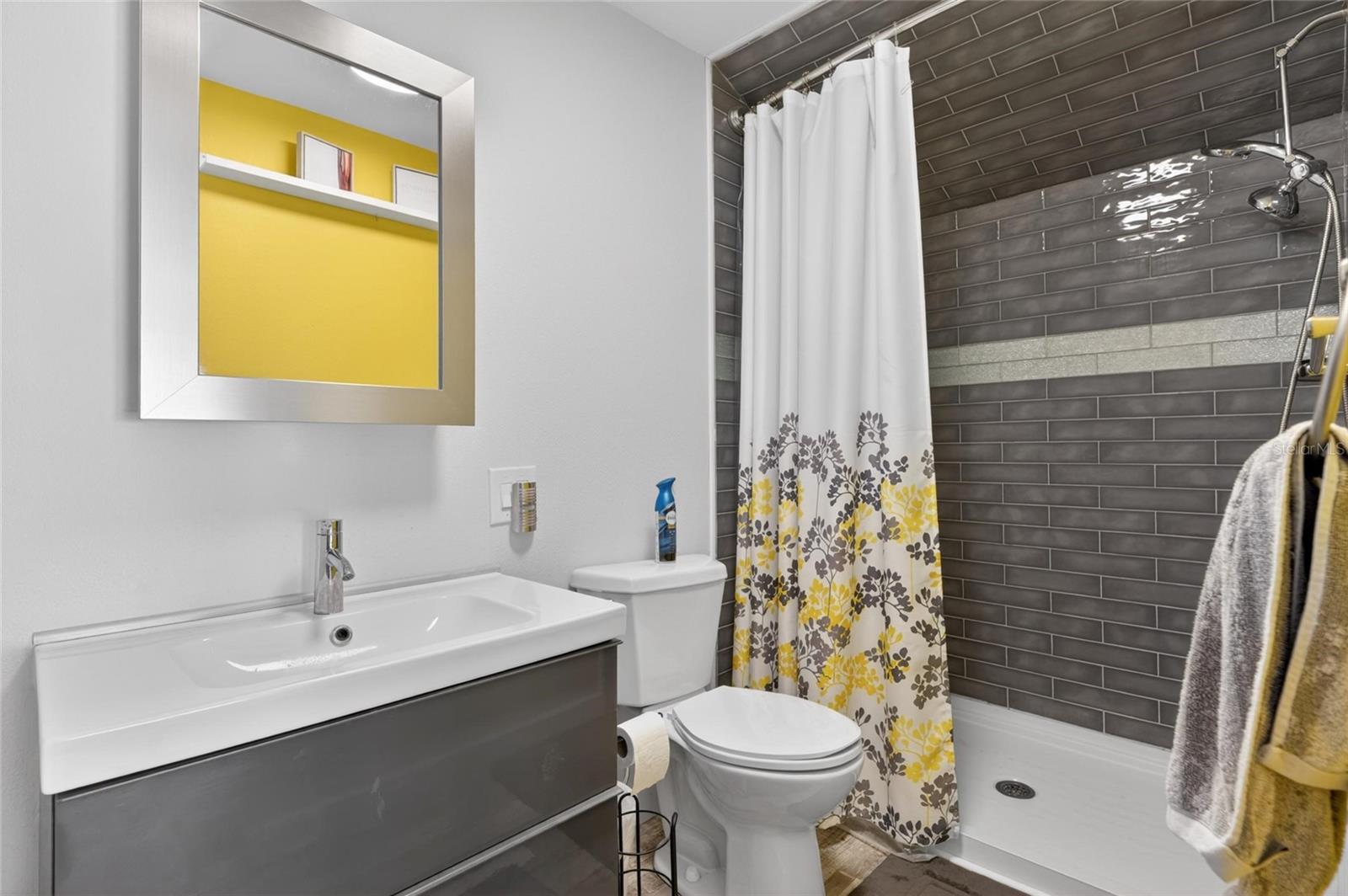 Image 19 of 81 For 926 Hillgrove Lane