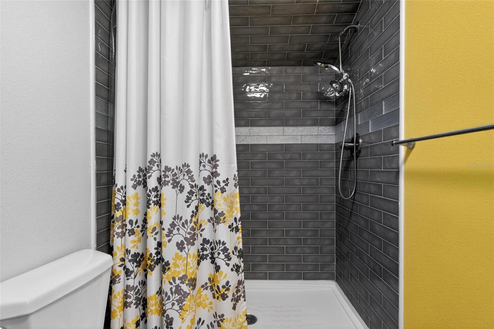 Image 20 of 81 For 926 Hillgrove Lane