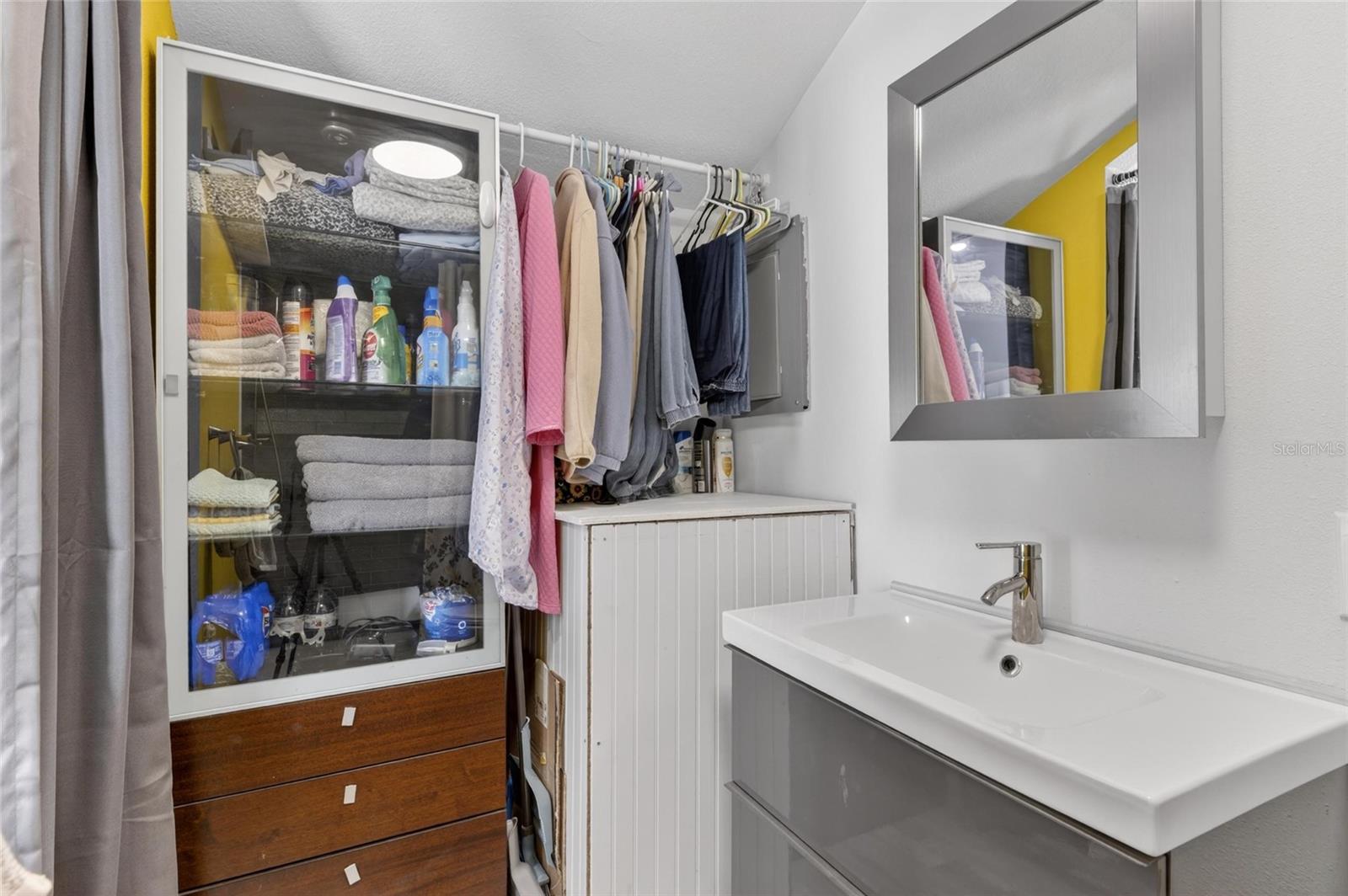 Image 21 of 81 For 926 Hillgrove Lane