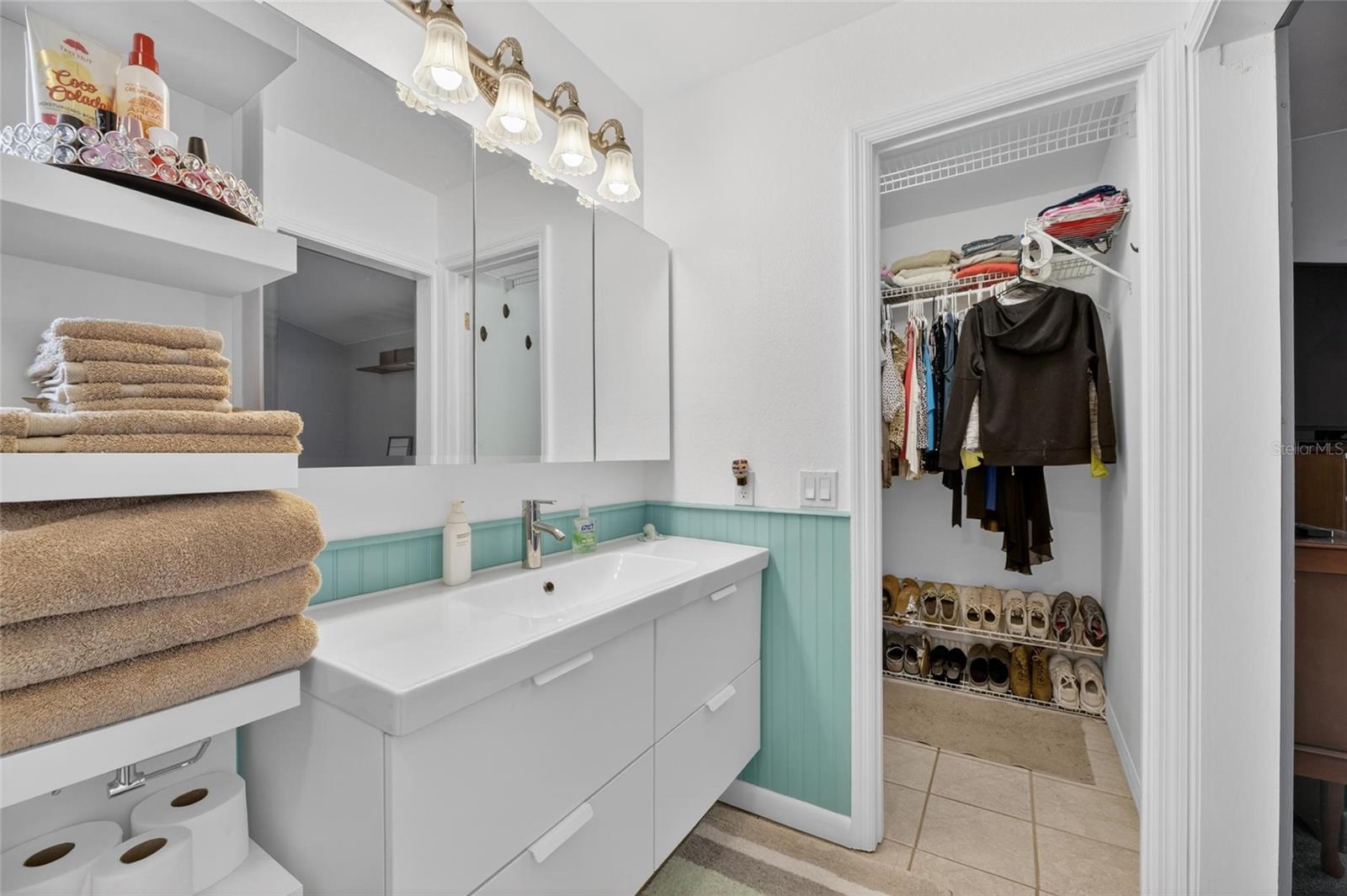 Image 27 of 81 For 926 Hillgrove Lane