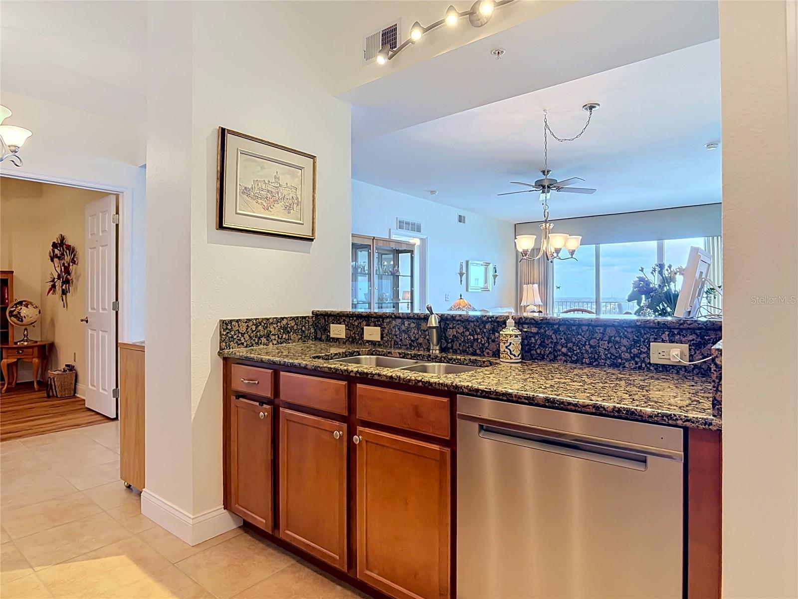 Image 18 of 73 For 2801 Ridgewood Avenue 1111