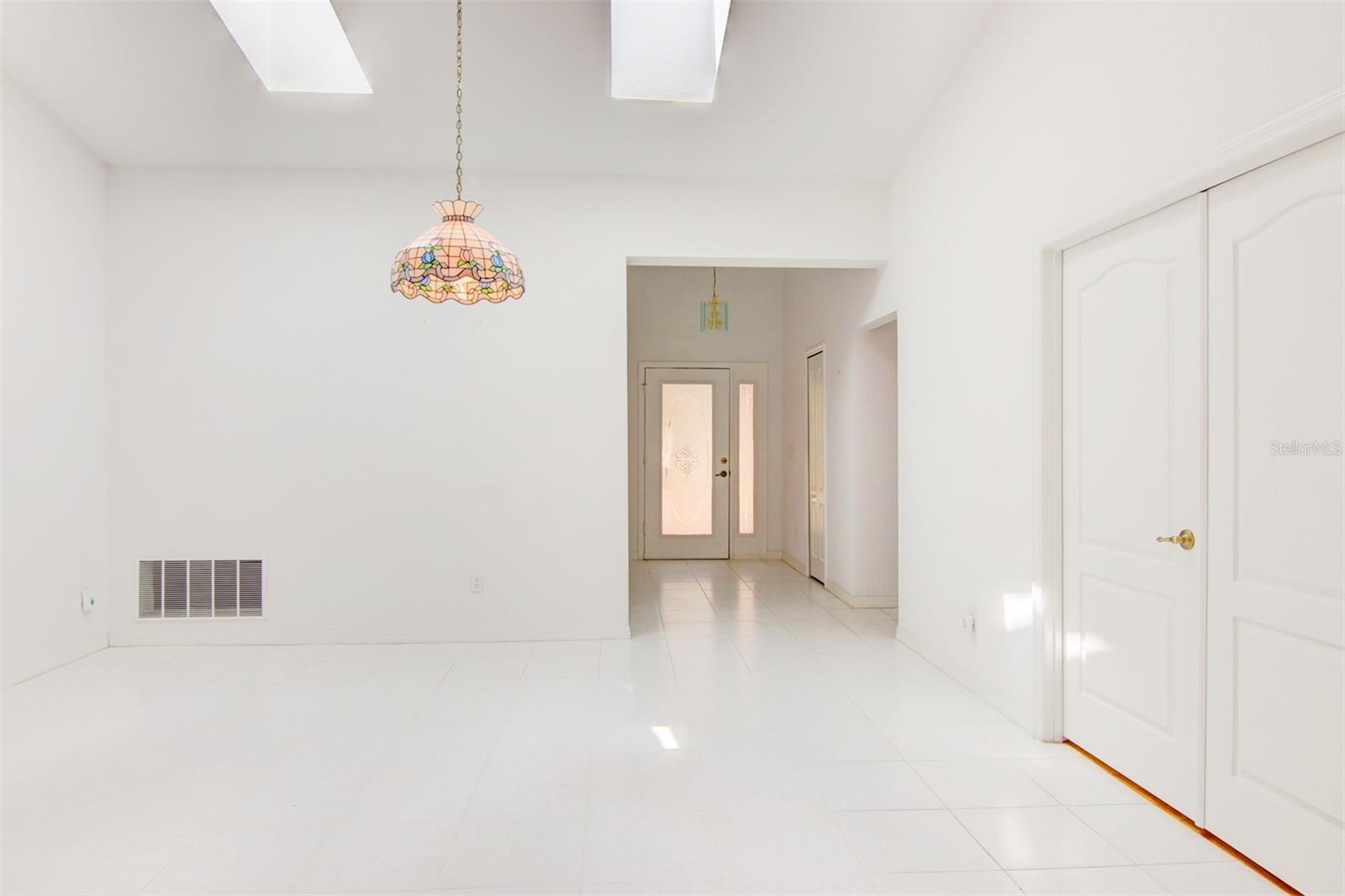 Image 4 of 36 For 1914 Sprucewood Way