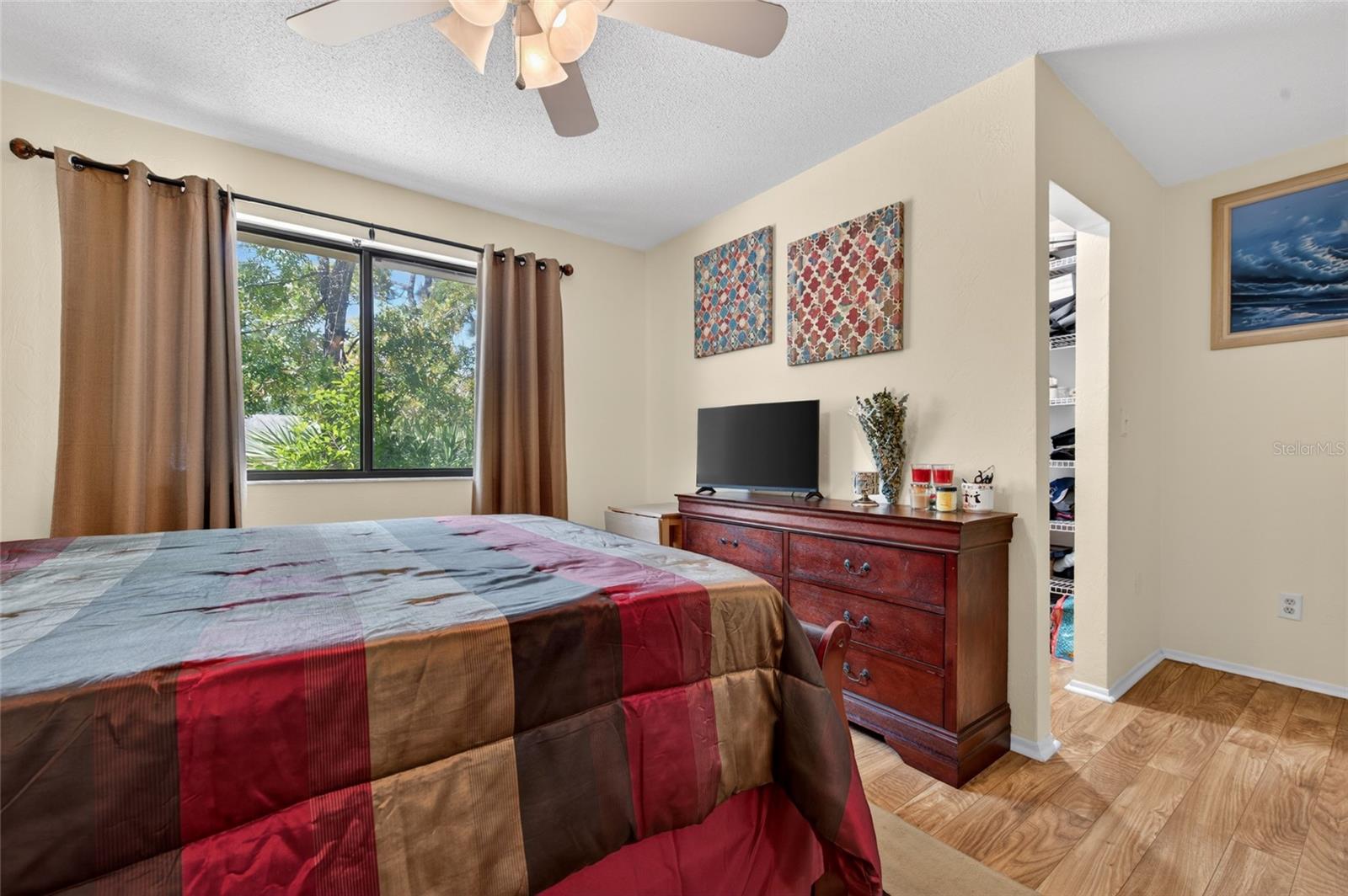 Image 17 of 24 For 10 Lakepoint Circle