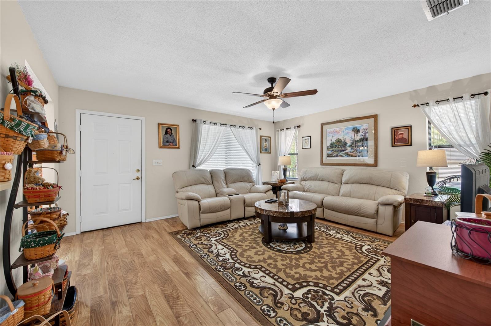 Image 4 of 24 For 10 Lakepoint Circle