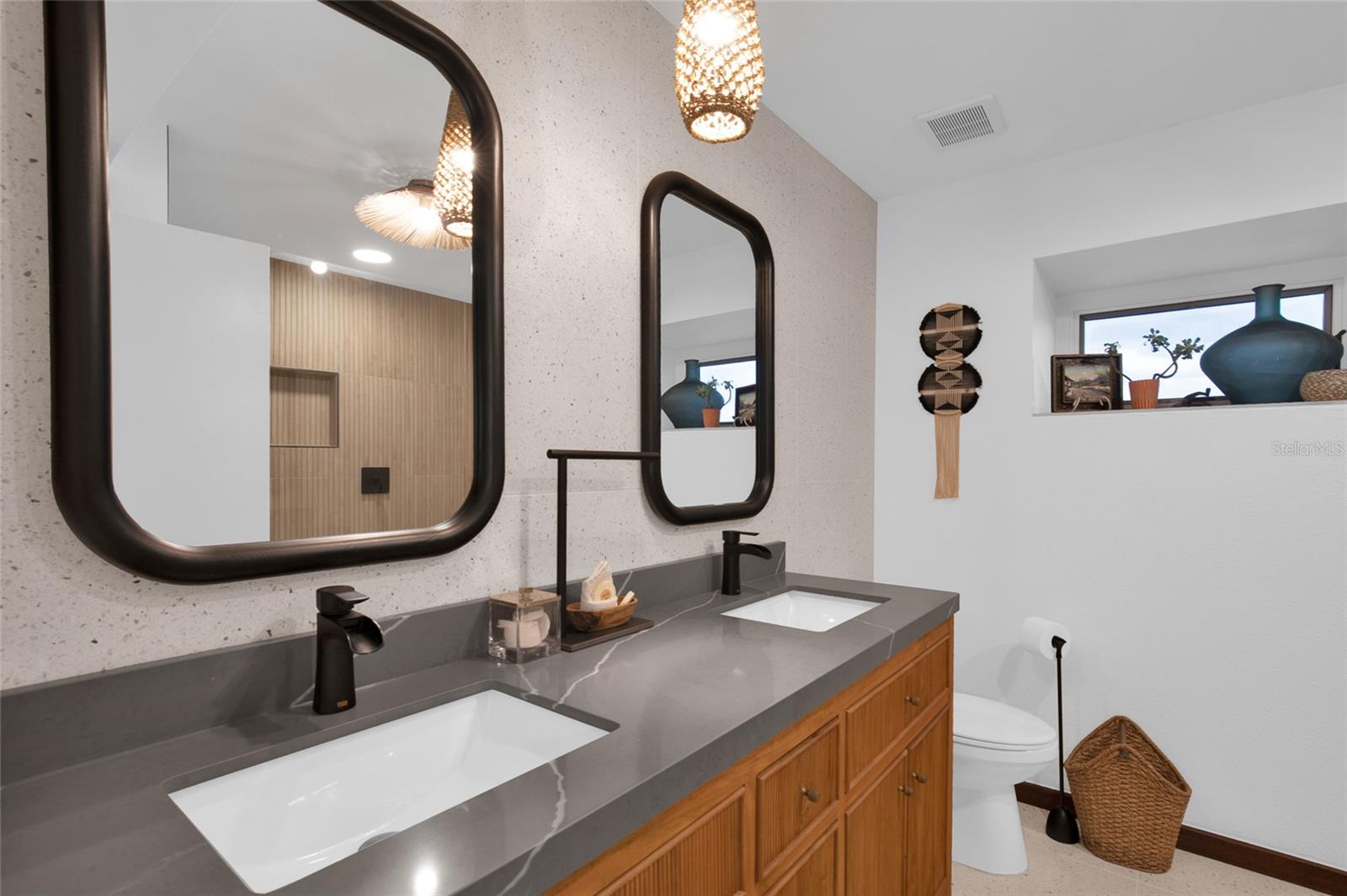 Listing photo id 52 for 1421 Atlantic Avenue
