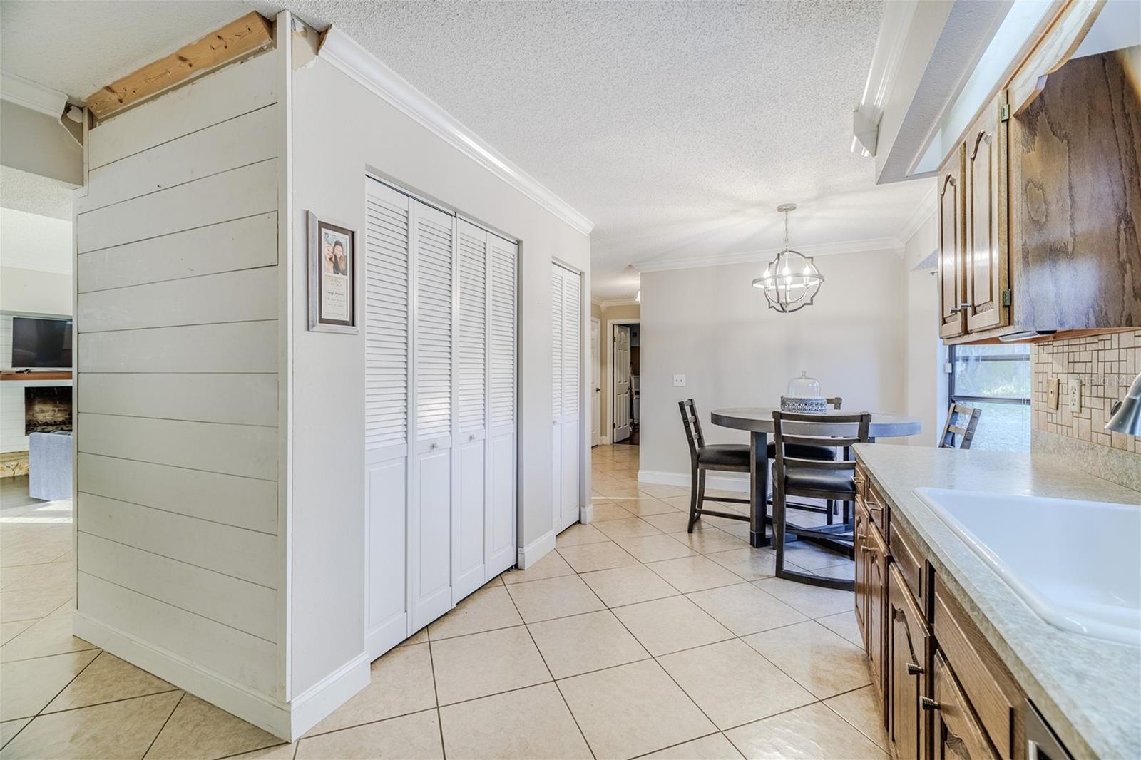 Image 10 of 39 For 821 Highpoint Drive