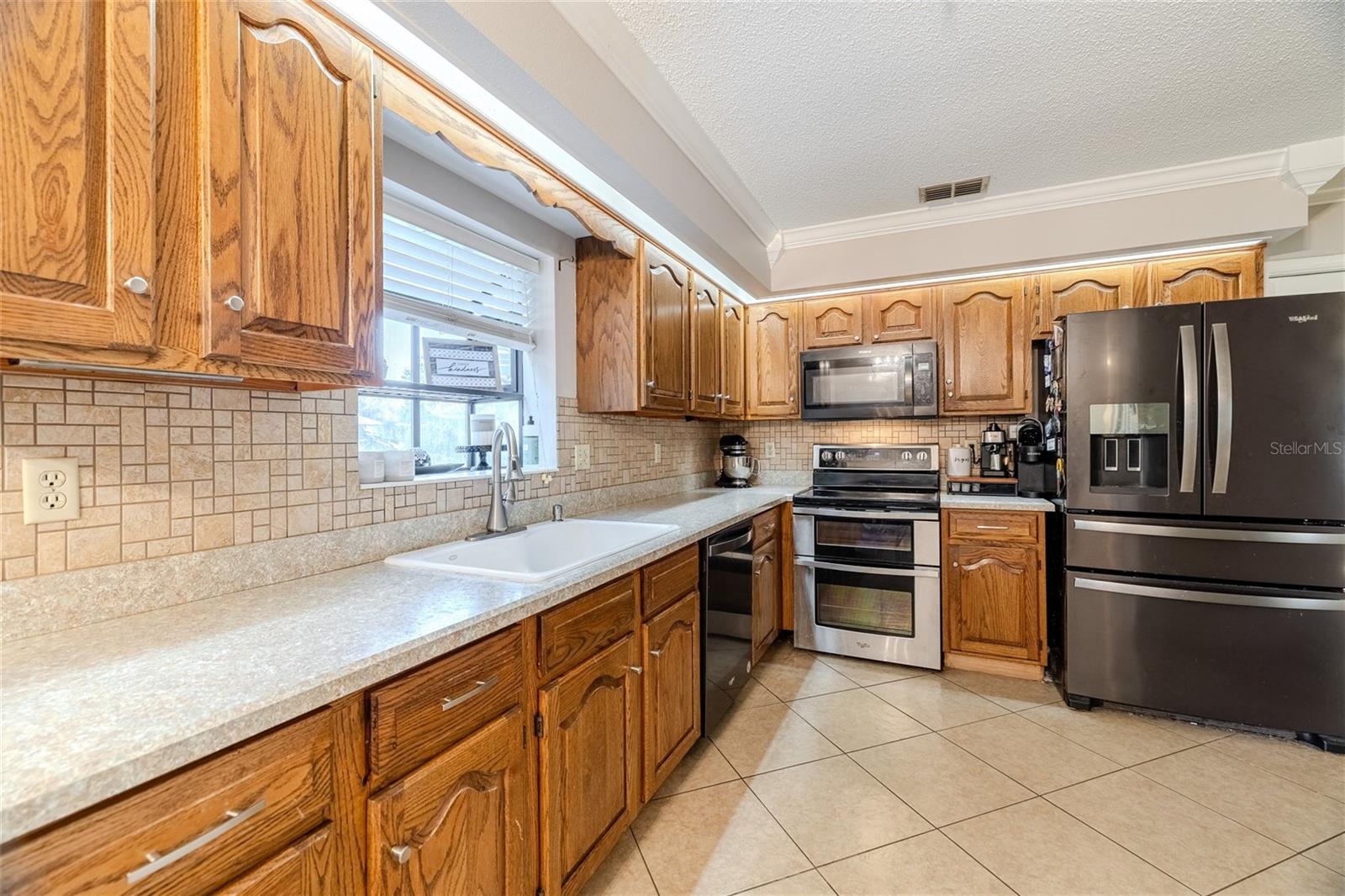Image 9 of 39 For 821 Highpoint Drive
