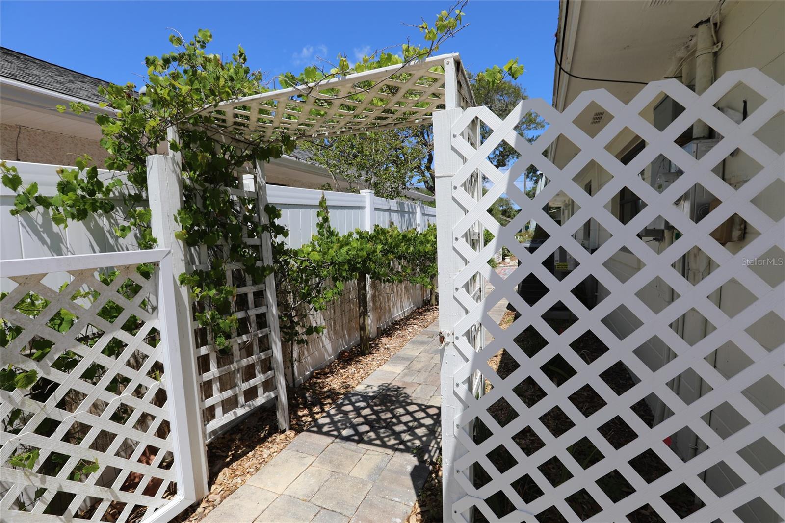 Image 16 of 61 For 825 23rd Avenue