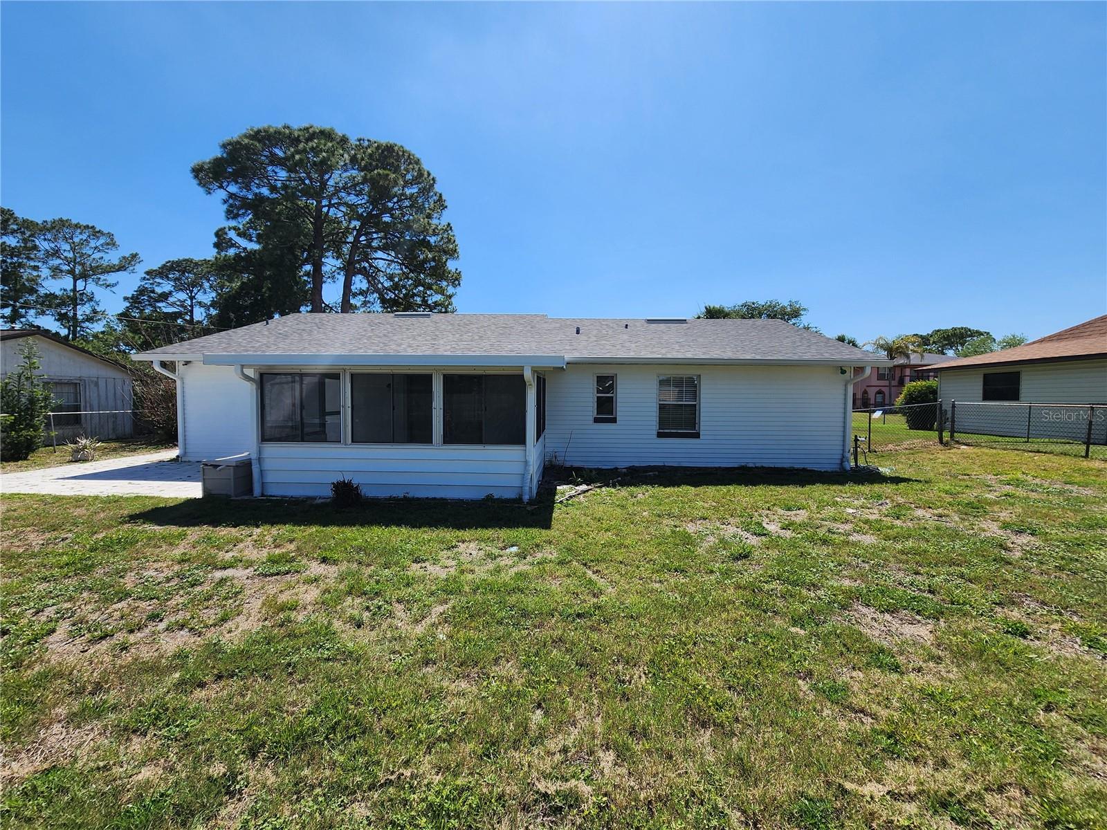 Image 4 of 13 For 2827 Royal Palm Drive