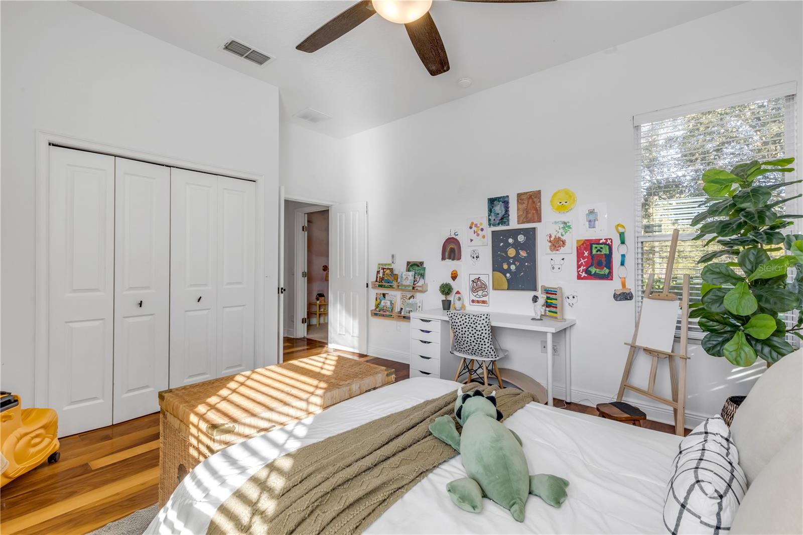 Listing photo id 11 for 3021 Isola Bella Boulevard