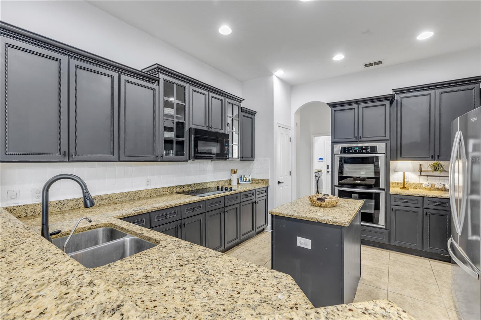 Listing photo id 38 for 3021 Isola Bella Boulevard