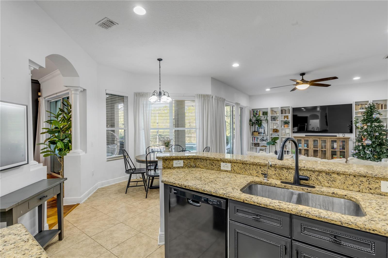 Listing photo id 46 for 3021 Isola Bella Boulevard