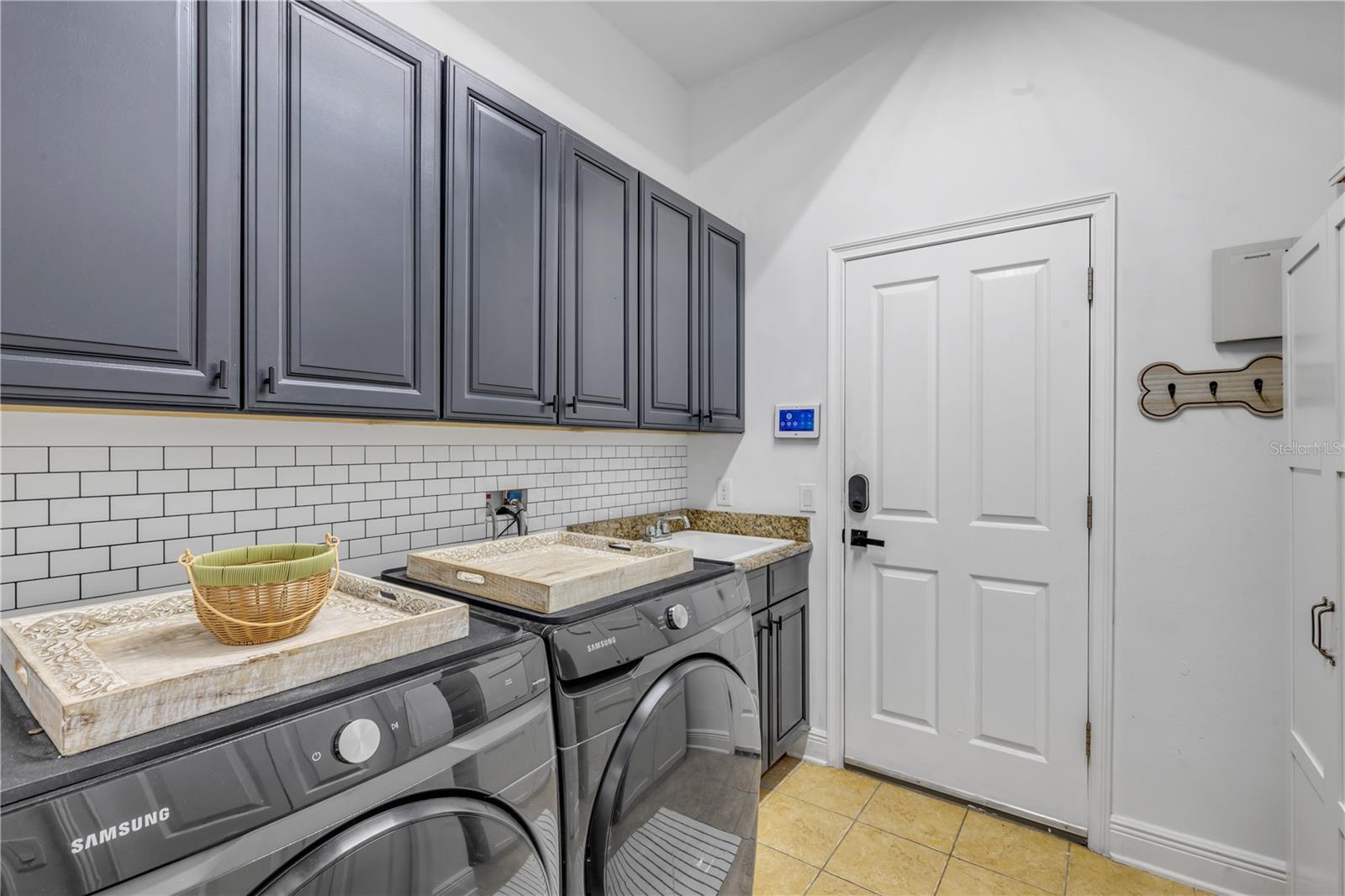Listing photo id 7 for 3021 Isola Bella Boulevard