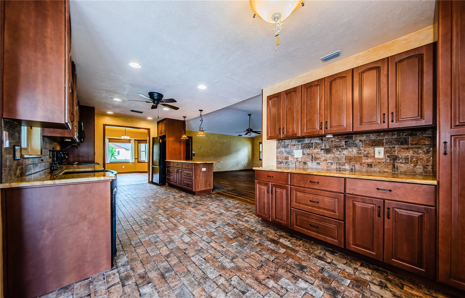 Listing photo id 23 for 3537 Springville Drive