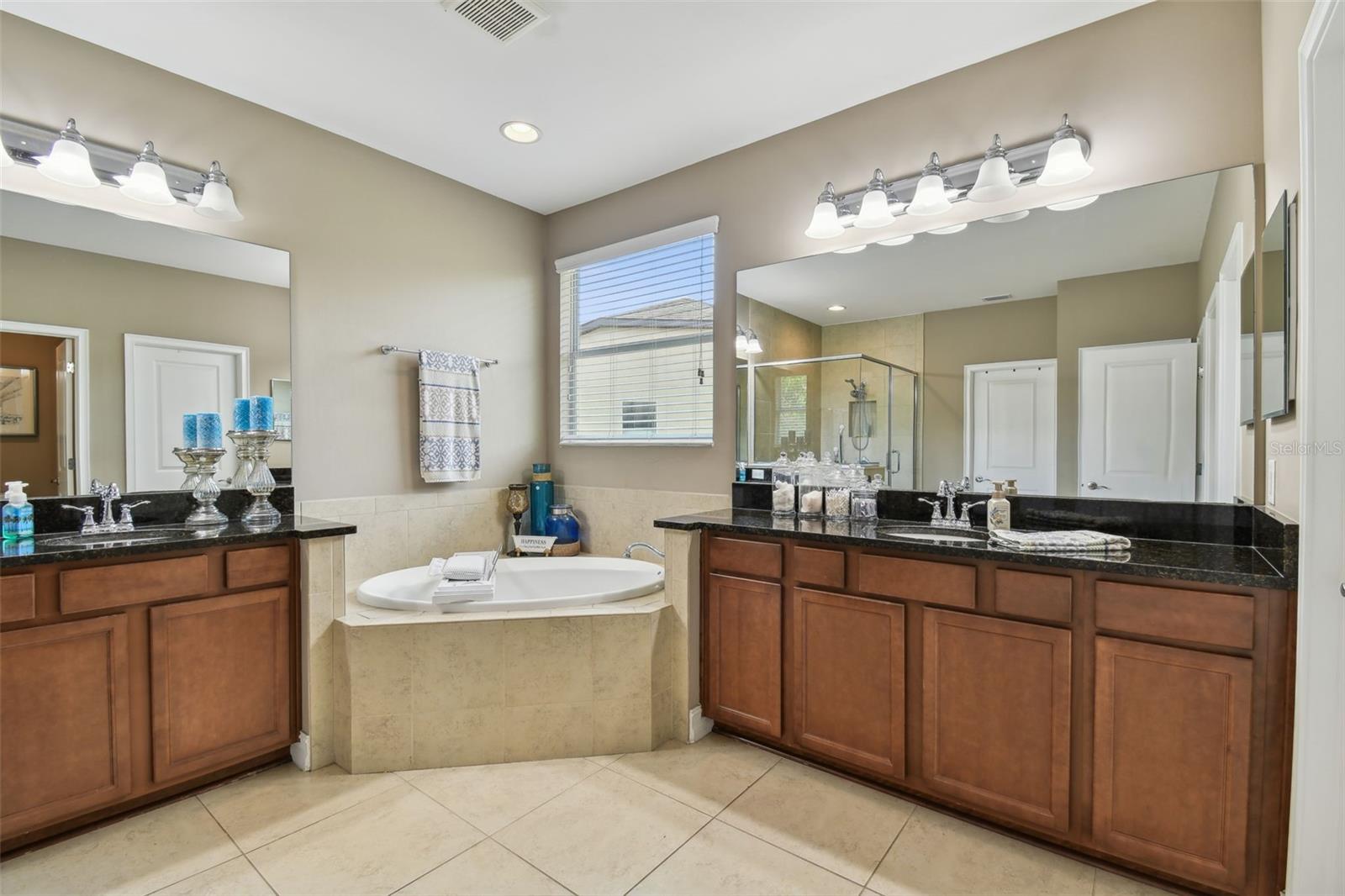 Listing photo id 30 for 4077 Canino Court