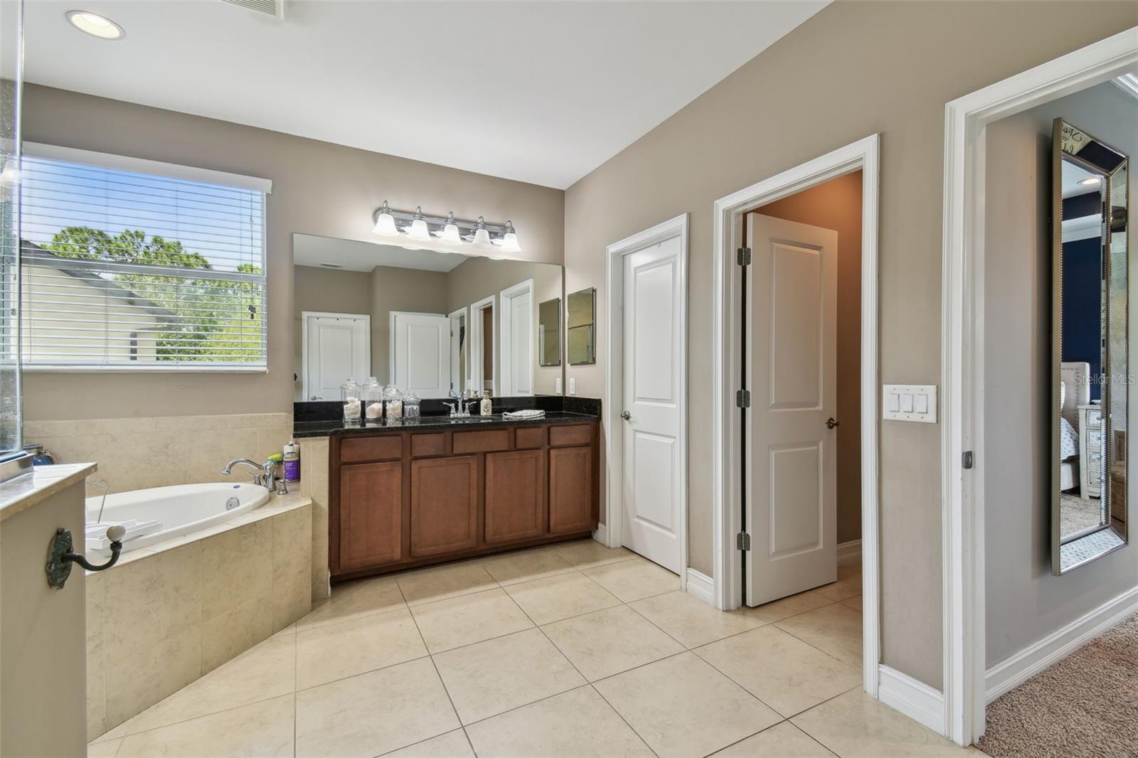 Listing photo id 31 for 4077 Canino Court