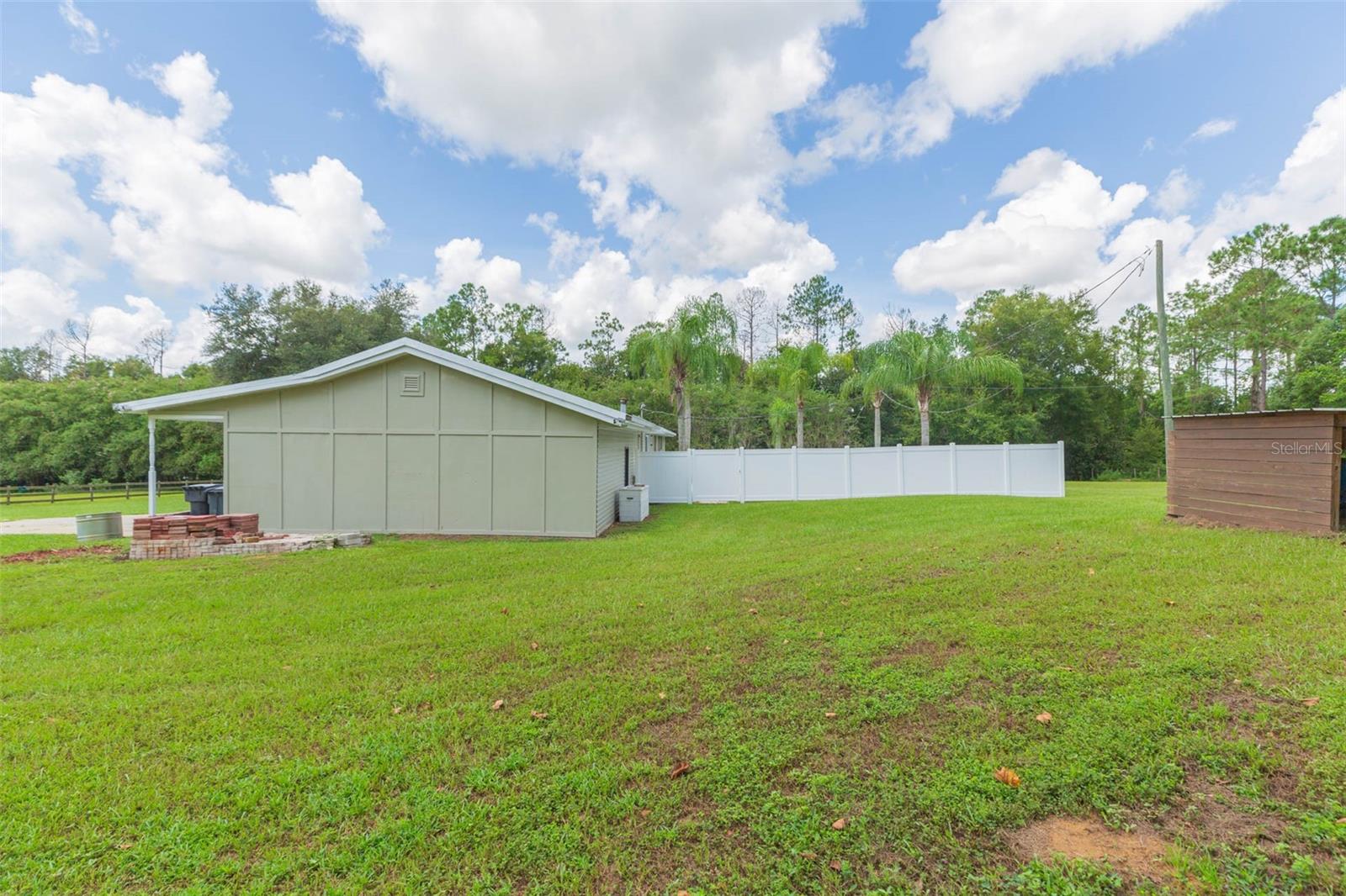 Listing photo id 48 for 37411 Phelps Road