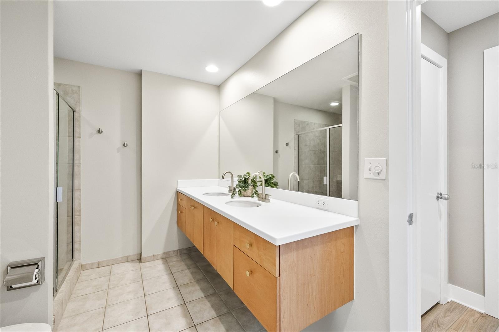 Listing photo id 23 for 1120 Kennedy Boulevard 734