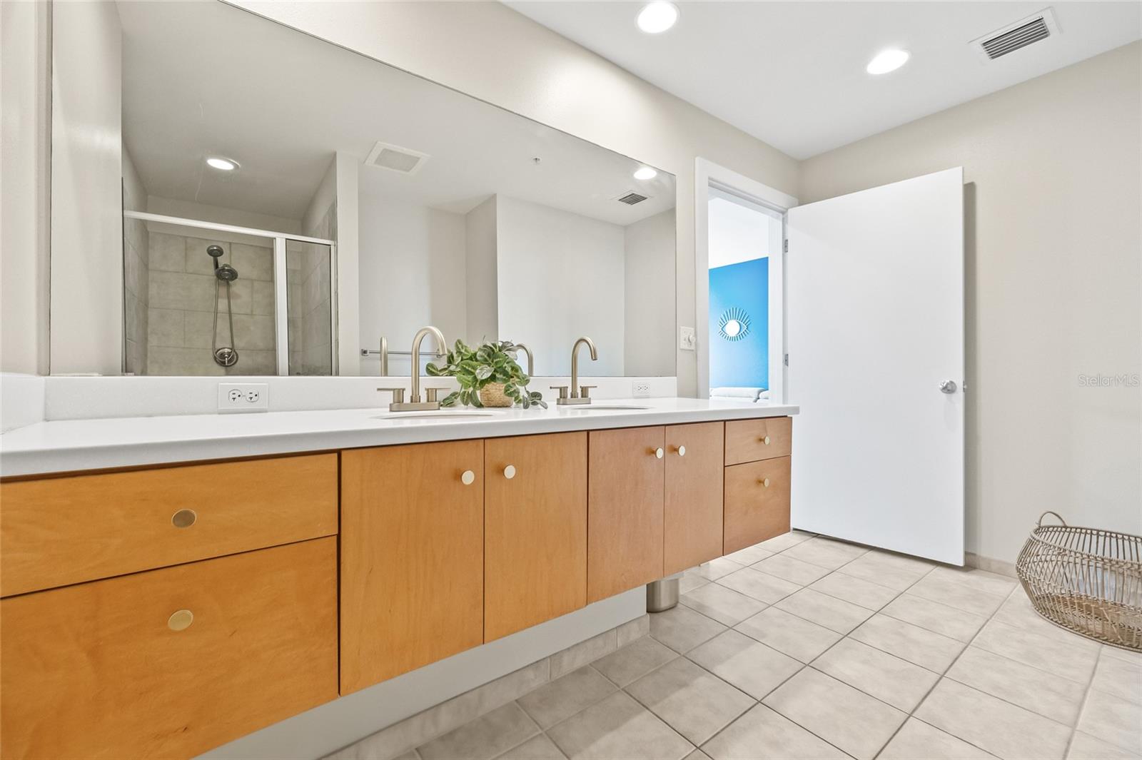 Listing photo id 24 for 1120 Kennedy Boulevard 734