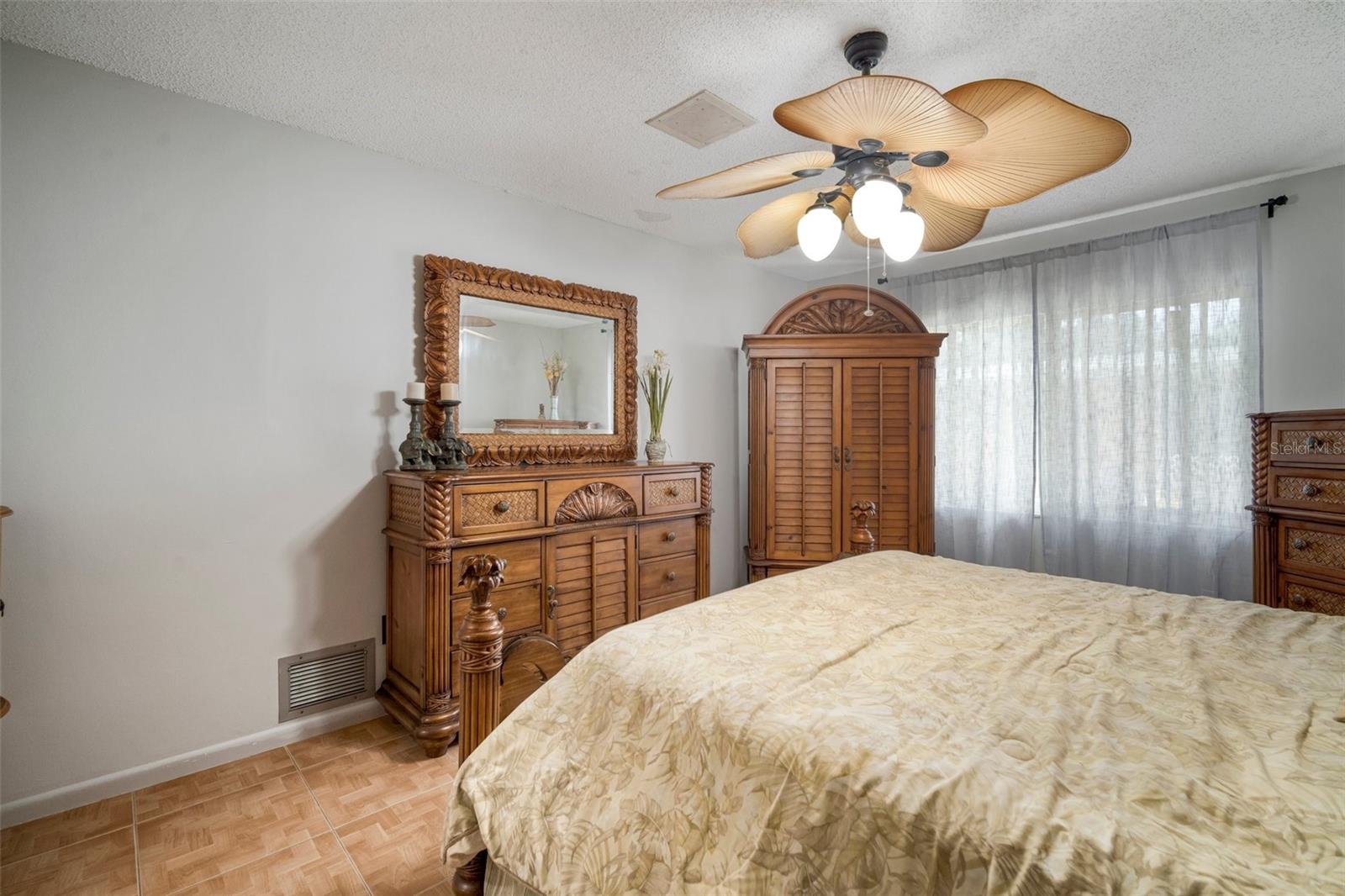 Listing photo id 12 for 613 Royal Crest Drive