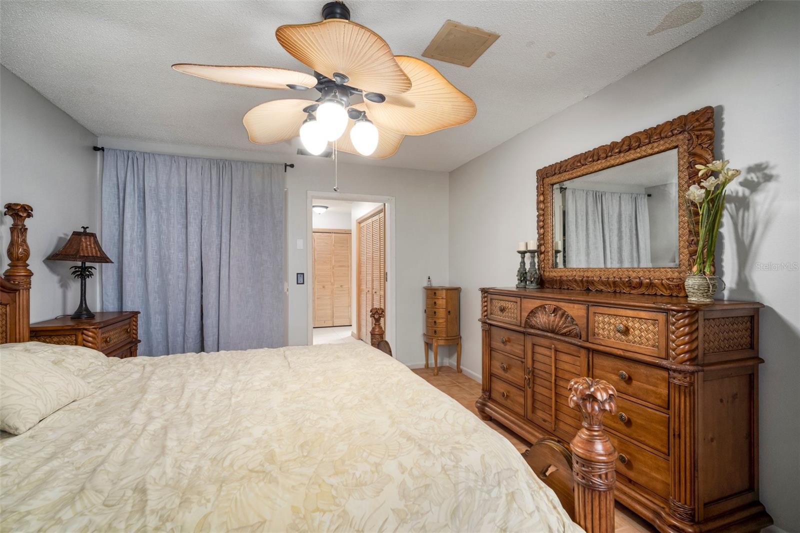 Listing photo id 13 for 613 Royal Crest Drive