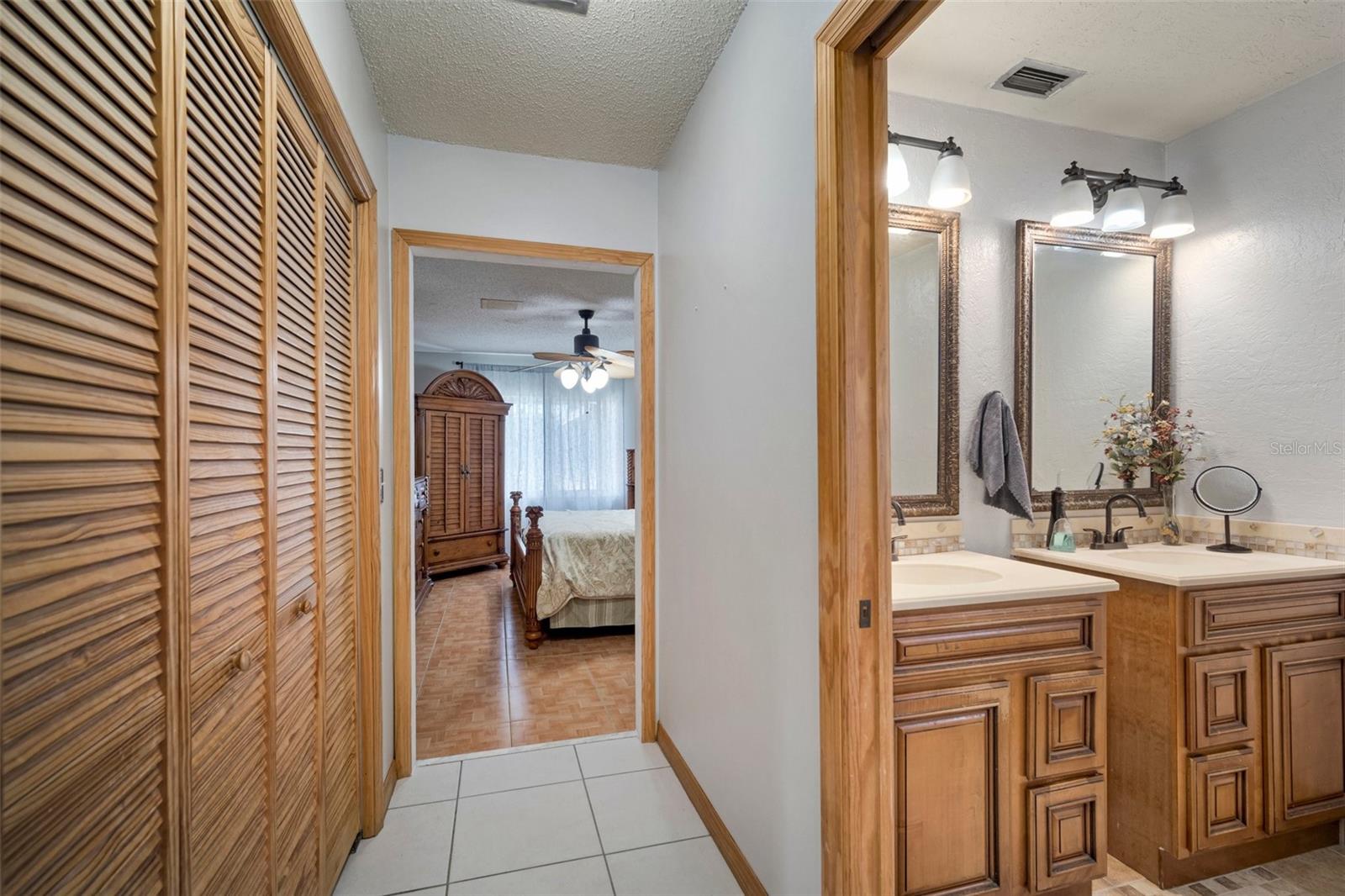 Listing photo id 14 for 613 Royal Crest Drive