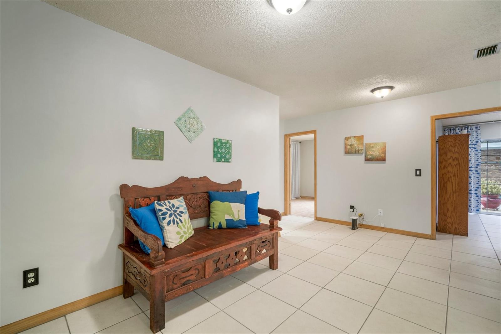 Listing photo id 18 for 613 Royal Crest Drive