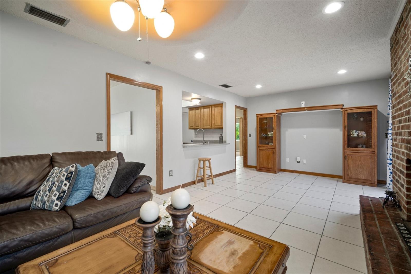 Listing photo id 27 for 613 Royal Crest Drive