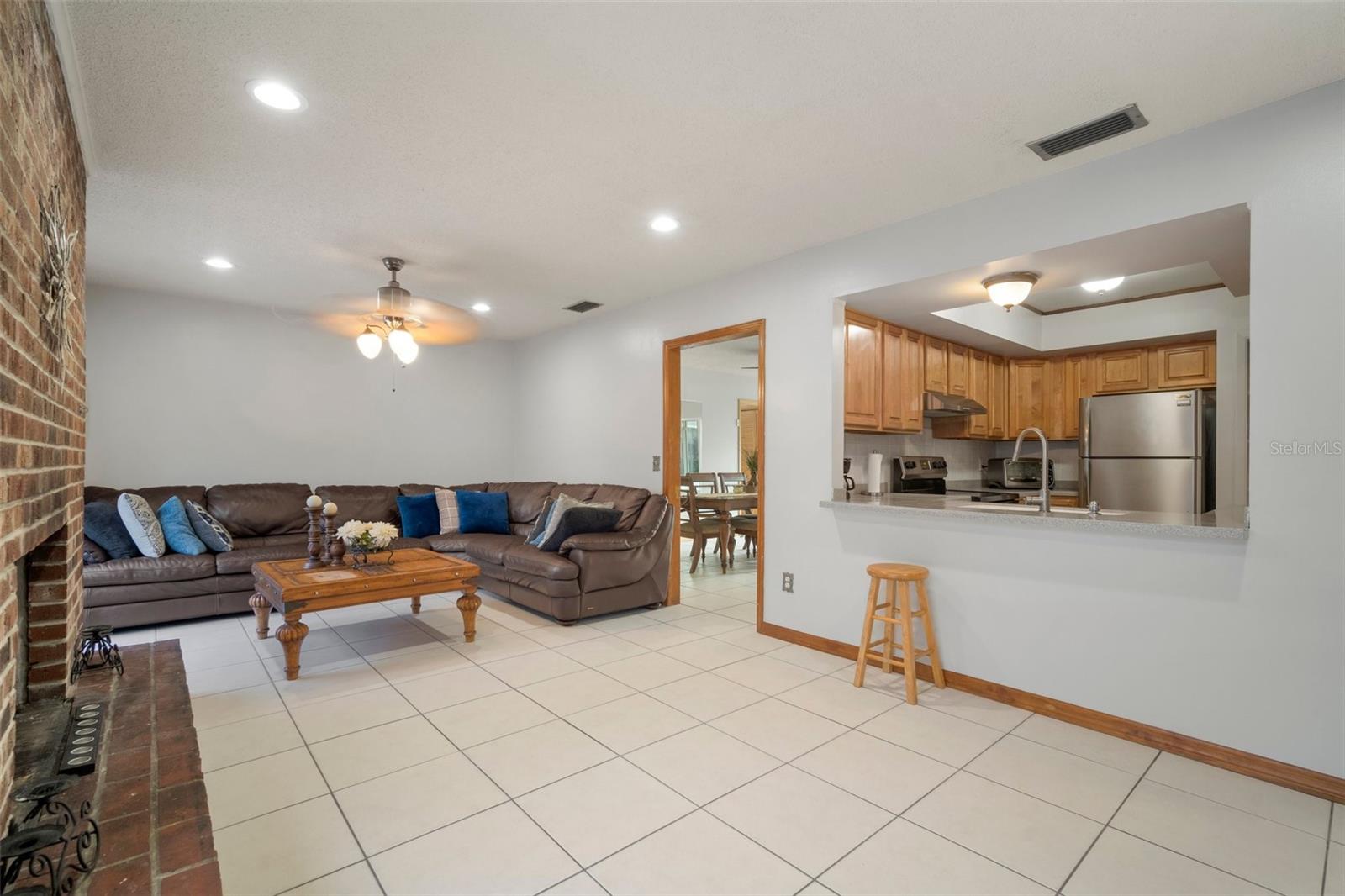 Listing photo id 28 for 613 Royal Crest Drive