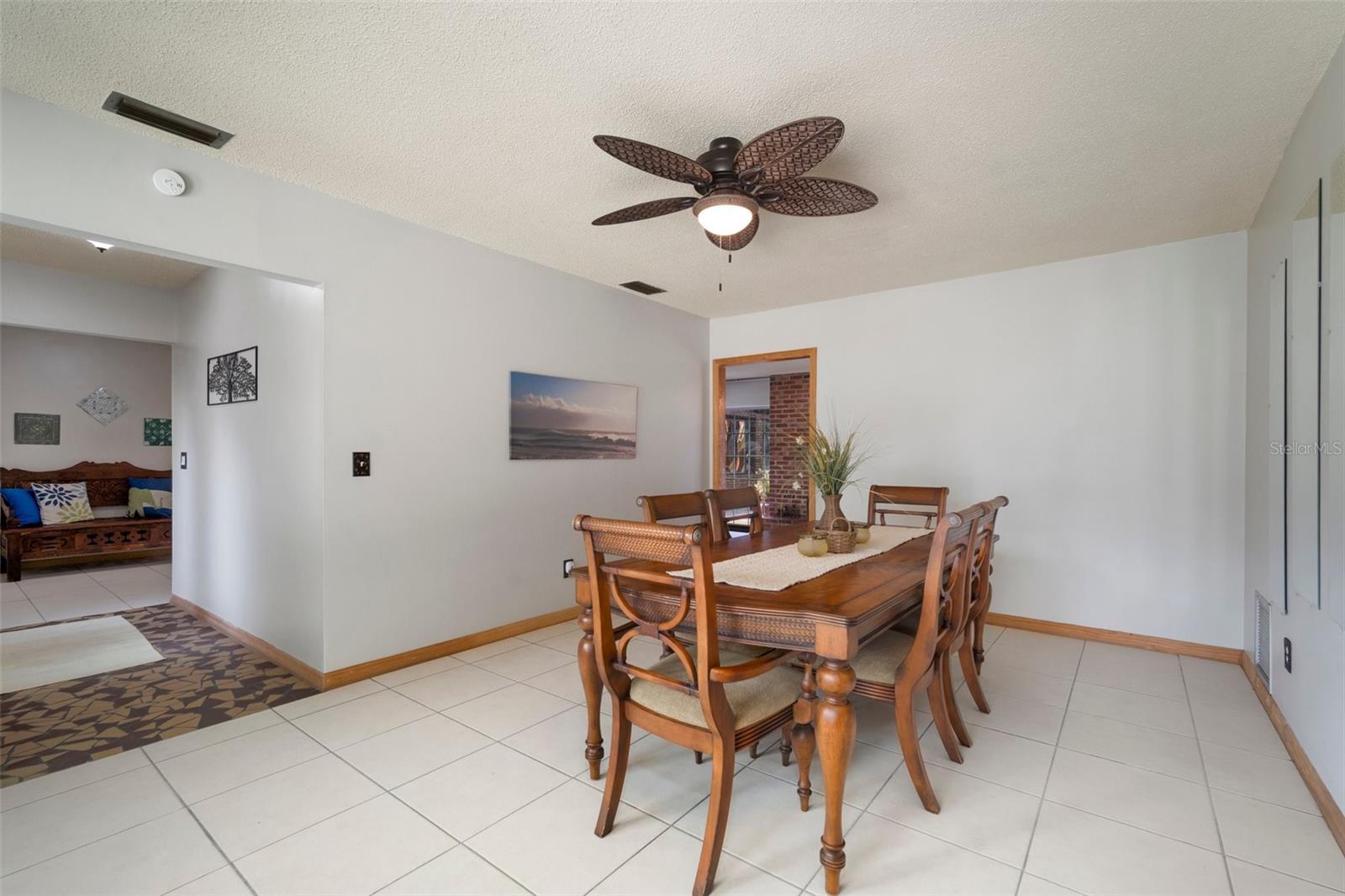 Listing photo id 3 for 613 Royal Crest Drive