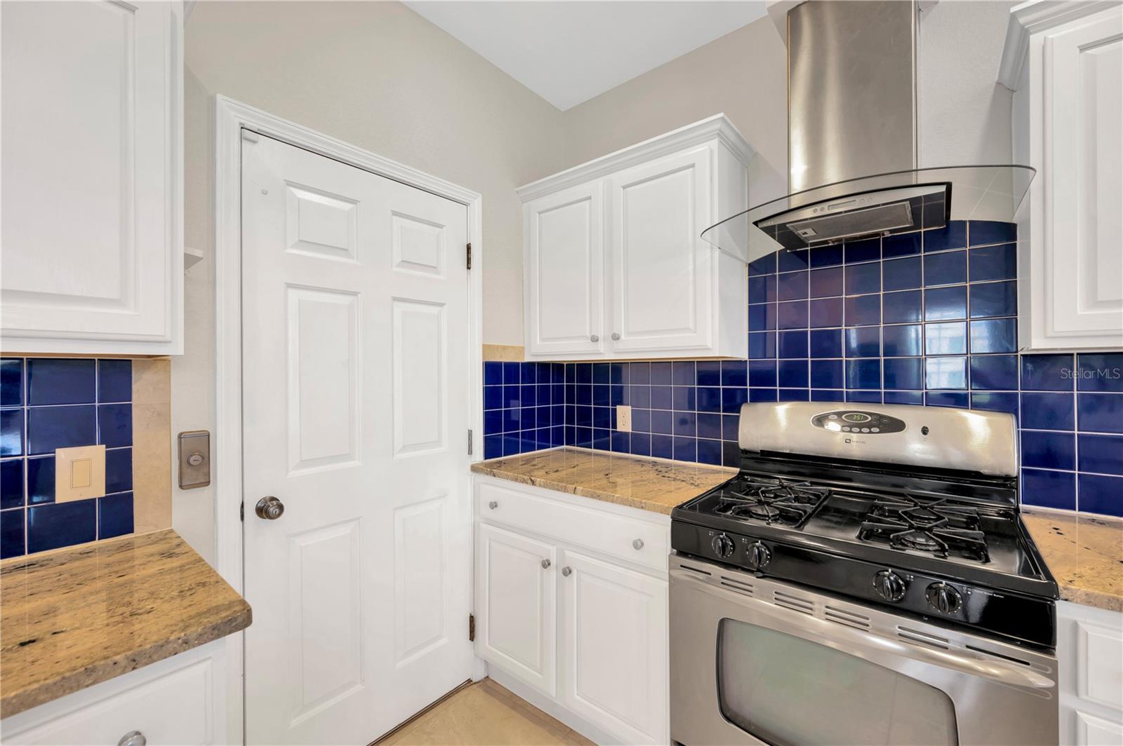 Listing photo id 8 for 6419 Marbella Boulevard