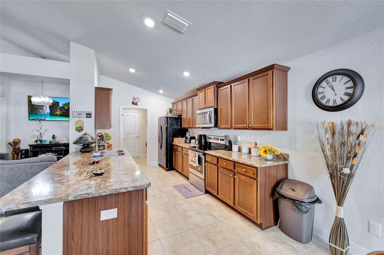 Listing photo id 9 for 4448 2nd Court