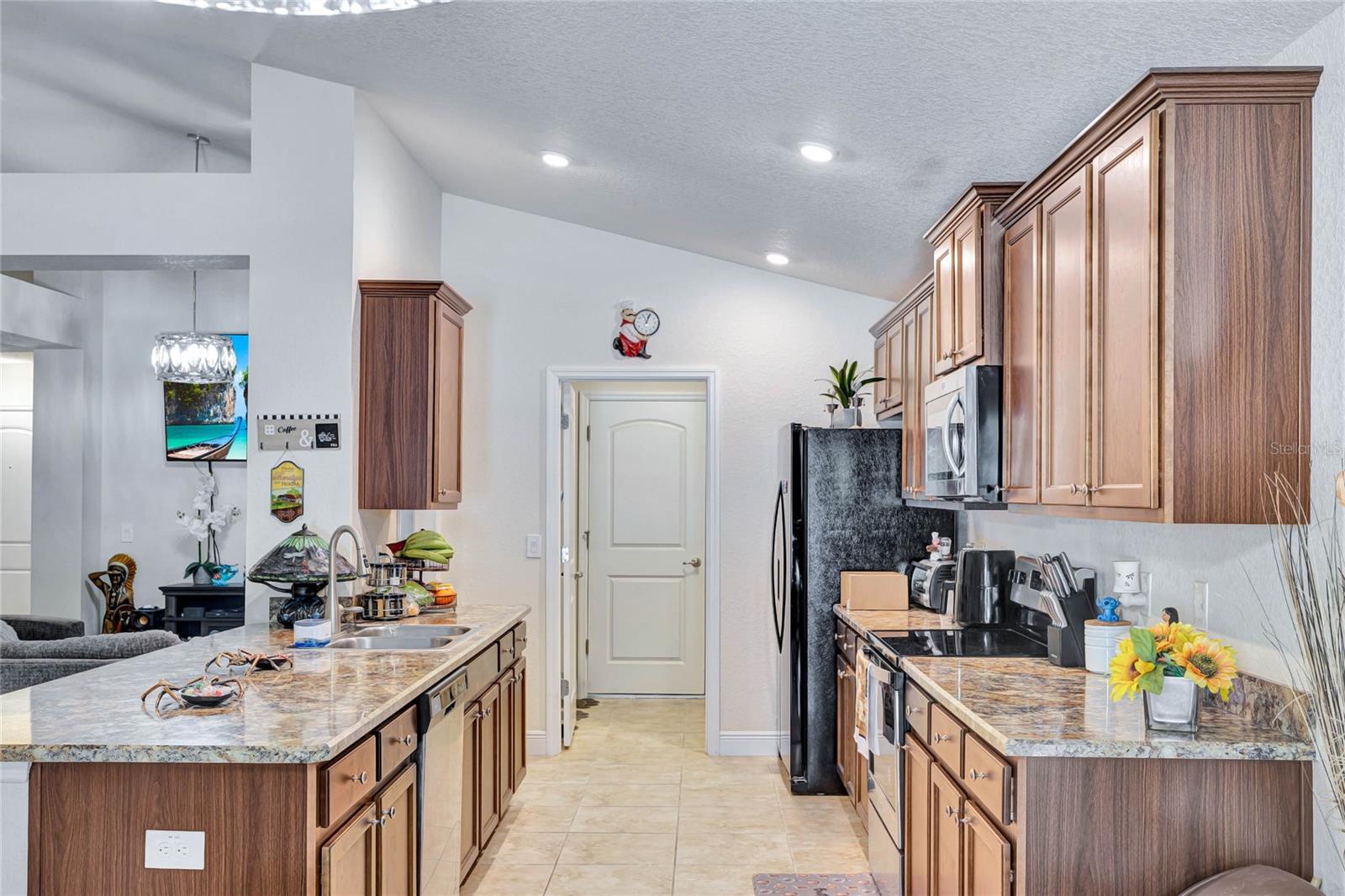 Listing photo id 11 for 4448 2nd Court