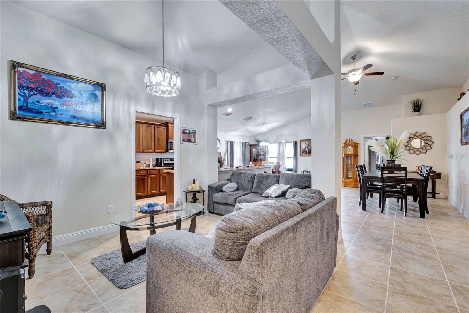 Listing photo id 3 for 4448 2nd Court