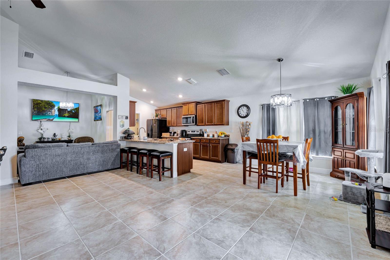 Listing photo id 7 for 4448 2nd Court