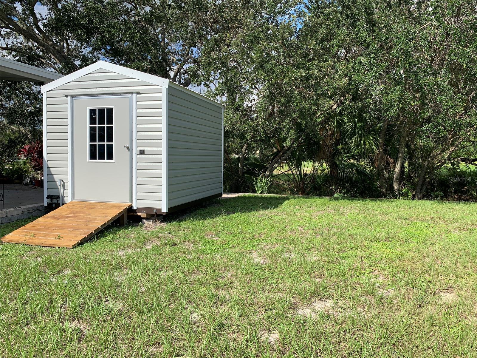 Listing photo id 0 for 223 Saint George Circle