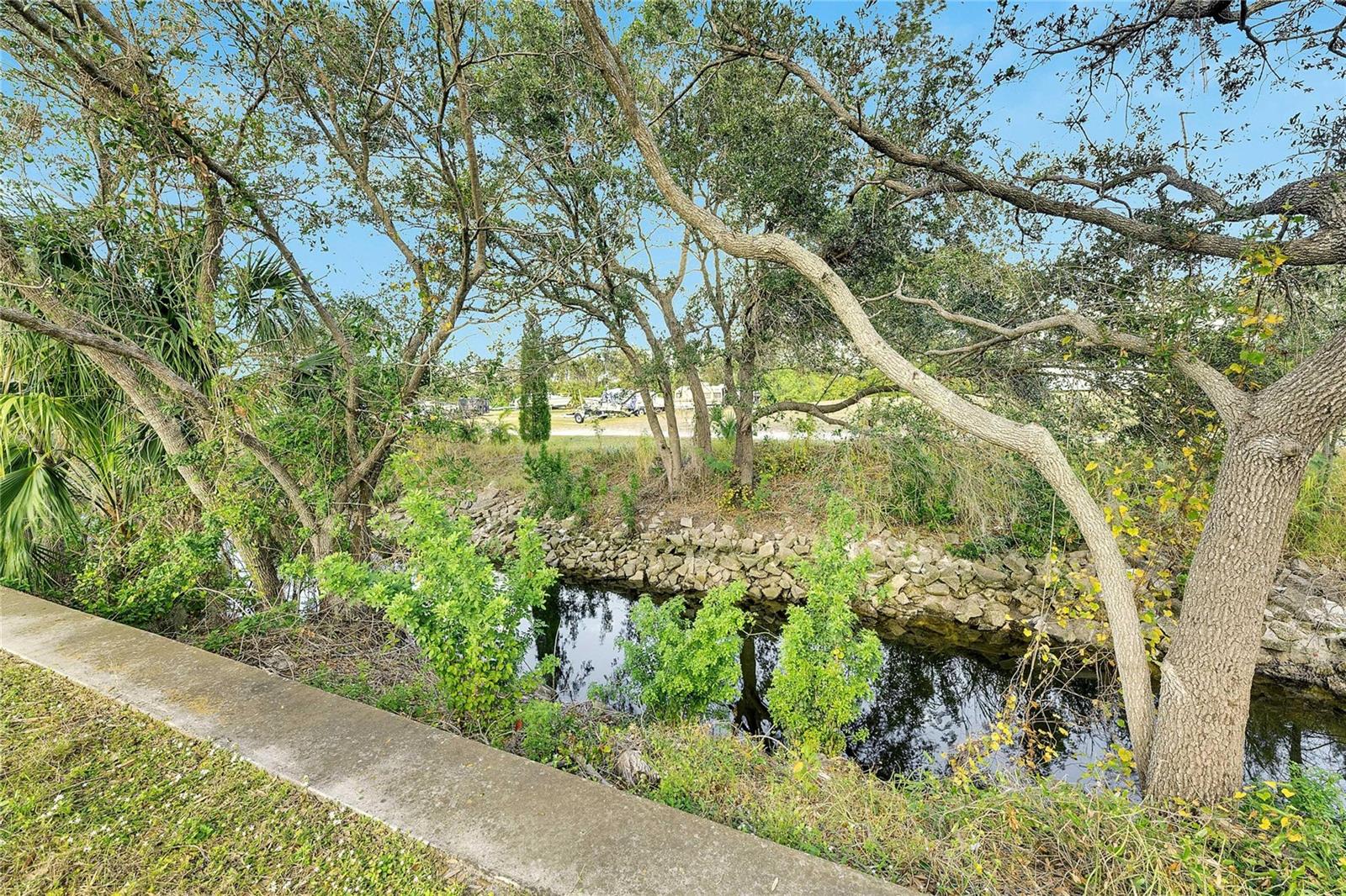 Listing photo id 7 for 223 Saint George Circle