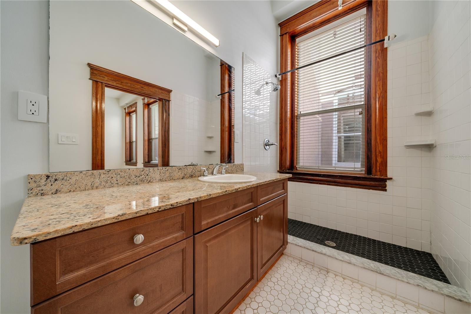 Listing photo id 25 for 1209 Franklin Street E