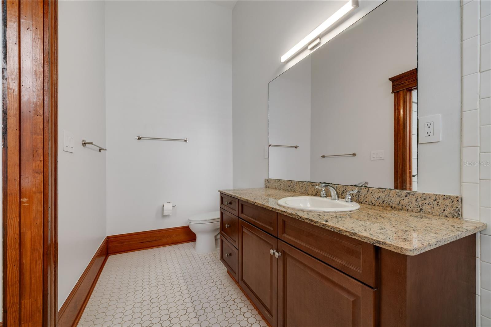 Listing photo id 27 for 1209 Franklin Street E