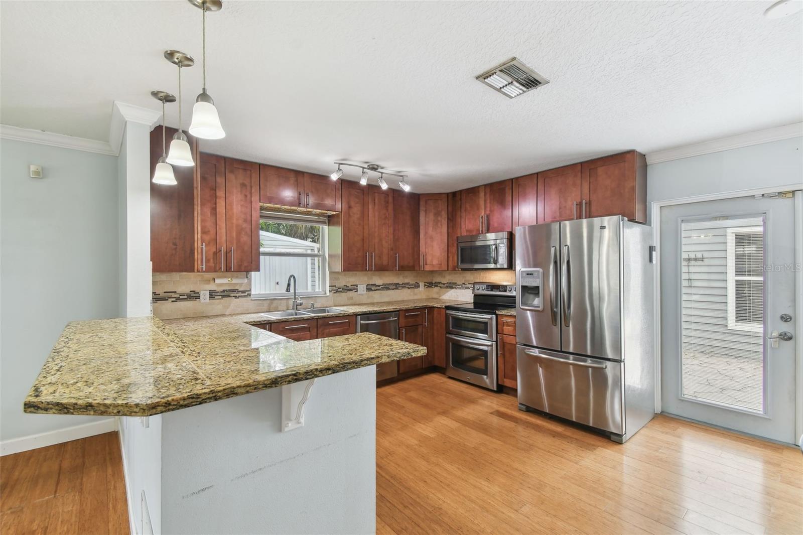 Listing photo id 10 for 2406 Fig Street